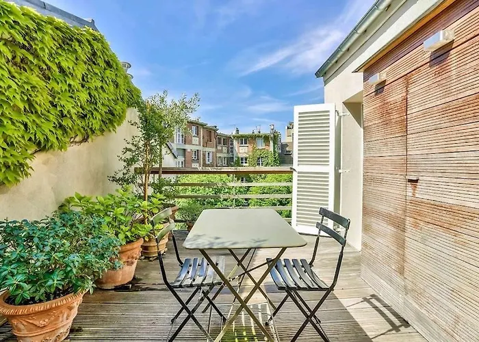 Montmartre, Patio! Sacre-Coeur! Stylish Duplex!