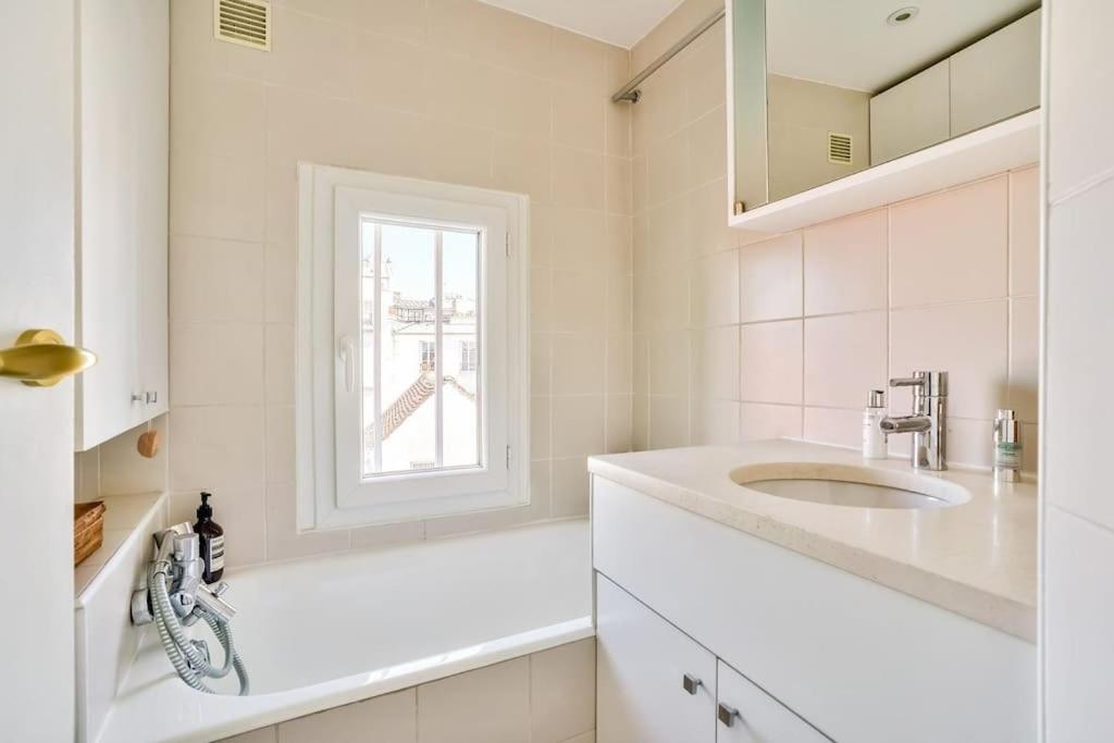 Apartment Montmartre, Patio! Sacre-coeur! Stylish Duplex!